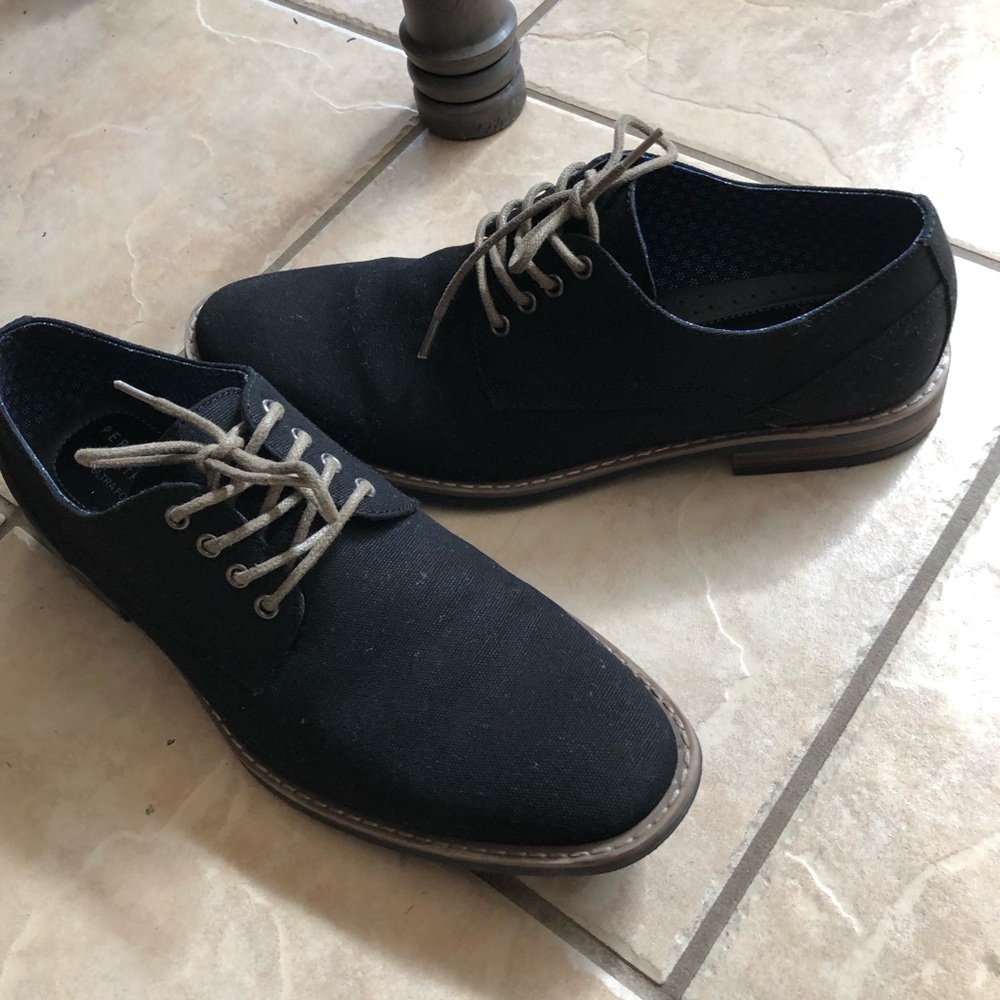 Men’s casual shoes size 10